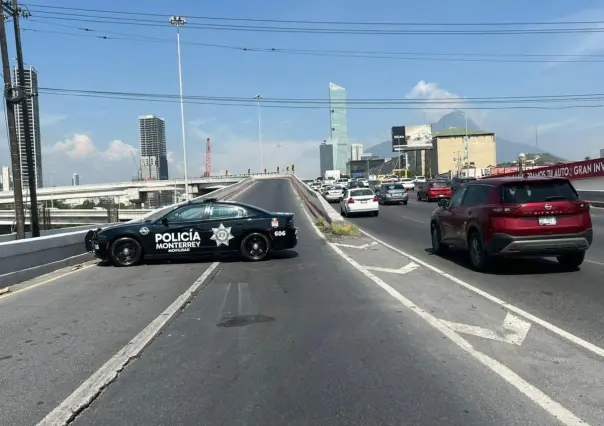 Fuga de agua en San Pedro paraliza el tráfico vial en avenida Constitución