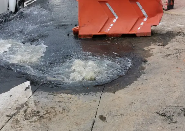FOTOS | Colapso de drenaje provoca desborde de aguas negras en Magdalena Contreras