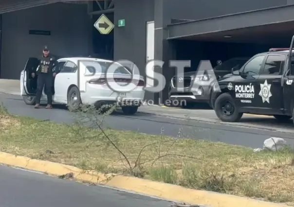 Pelea entre automovilista y chofer de ruta termina con un agente herido en Monterrey