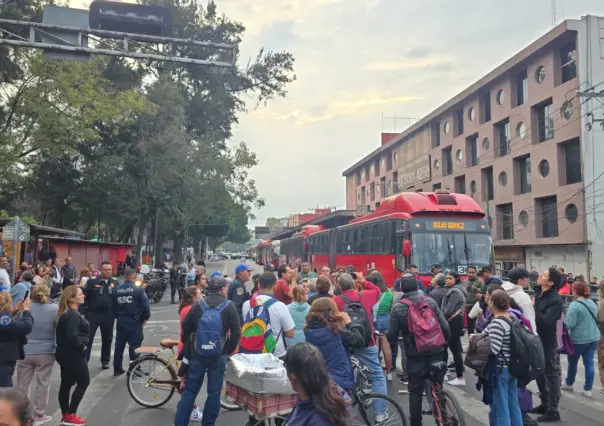 Vecinos bloquean calles en Iztacalco por desabasto de agua