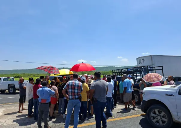 Familias de Villa Cuauhtémoc cierran carretera Altamira-González por falta de agua