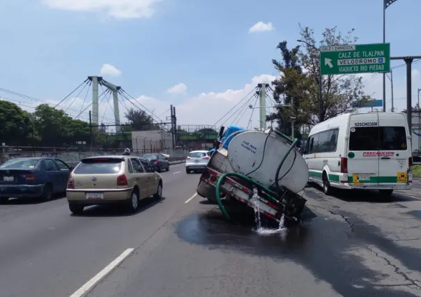 FOTOS | Socavón en Iztapalapa atrapa pipa con más de 10 mil litros de agua potable