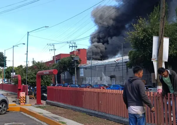 Fuerte incendio consume fábrica de colchones en Iztacalco; desalojan a vecinos