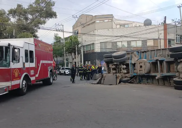 FOTOS | Tráiler de grava vuelca en la Cuauhtémoc; socavón se formó de la nada