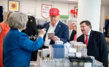 ¿Qué significa la frase de la gorra que usó Donald Trump al anunciar el sorteo del Mundial 2026?