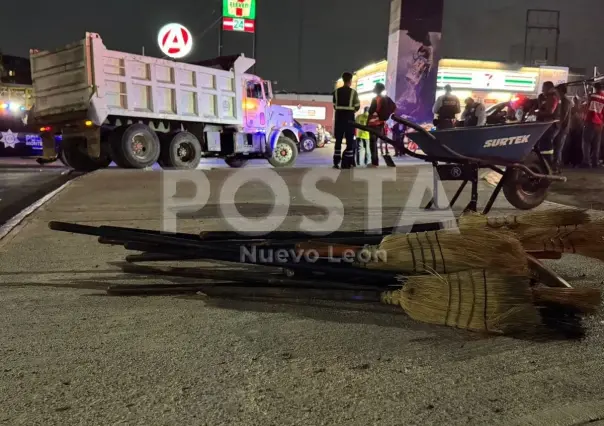 Camión atropella a dos trabajadores y acaban lesionados en Monterrey
