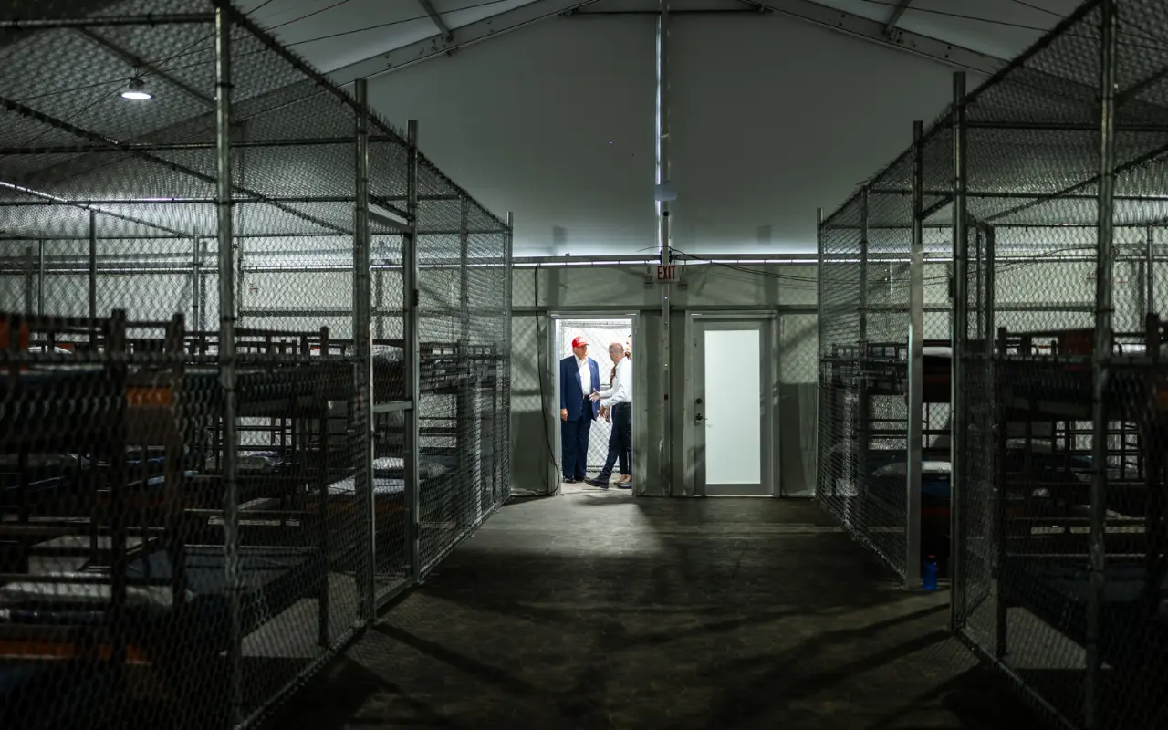 Donald Trump en su visita al Alligator Alcatraz. Foto: X (@WhiteHouse)
