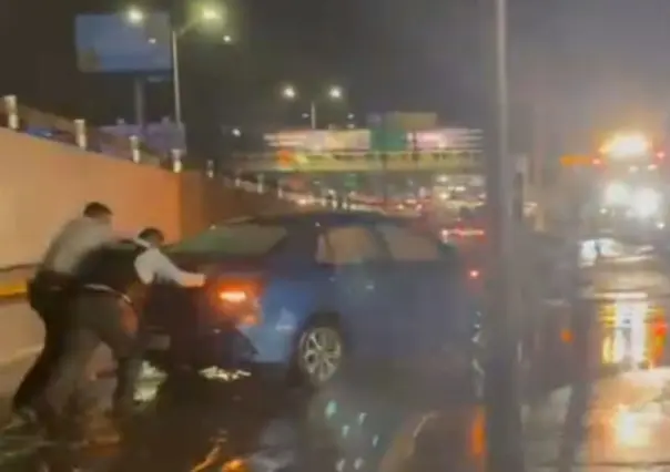 Policía de Monterrey auxilia a ciudadanos durante fuertes lluvias