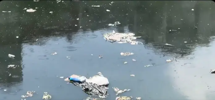 VIDEO | Presa Río Becerra en Álvaro Obregón luce contaminada a menos de dos meses de limpieza