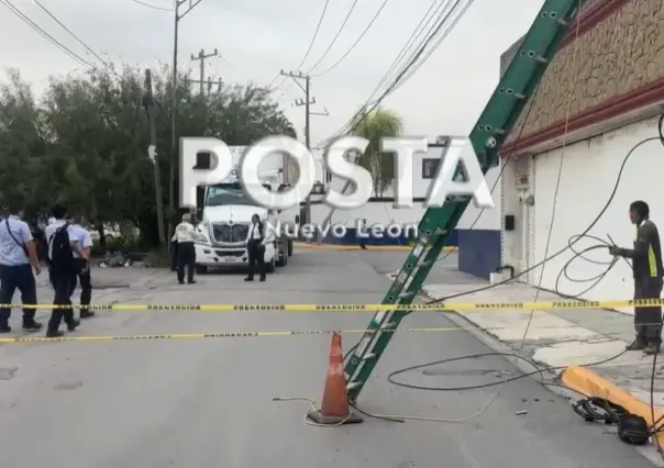 VIDEO | Tráiler derriba postes y causa cierre vial en Guadalupe