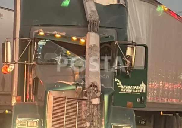 Choque de tráiler destruye negocio y genera colapso vial en Santa Catarina