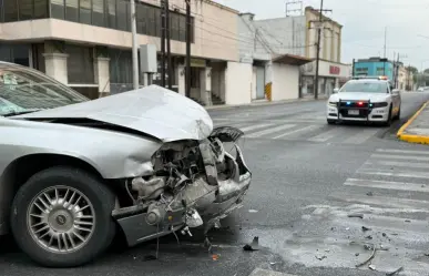 Choque entre dos vehículos en centro de Monterrey deja 5 lesionados