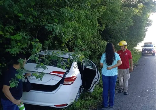 Tráiler da cerrón y vehículos se salen de la carretera en Montemorelos