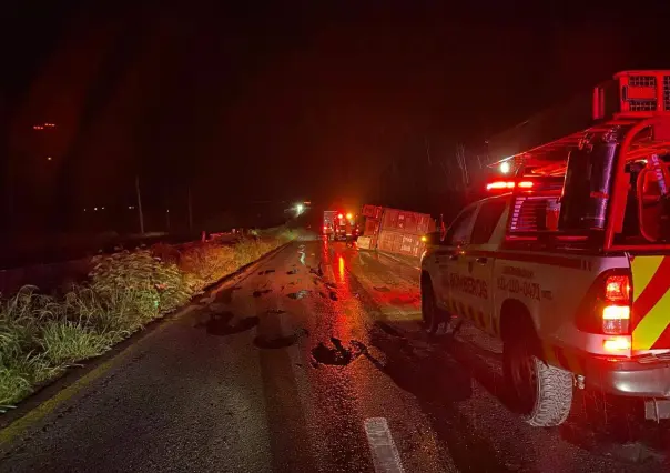 Volcadura de tráiler en Linares provoca movilización de bomberos