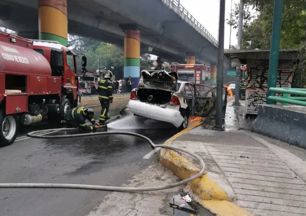 Incendio consume auto en calles de Álvaro Obregón; no hubo personas lesionadas