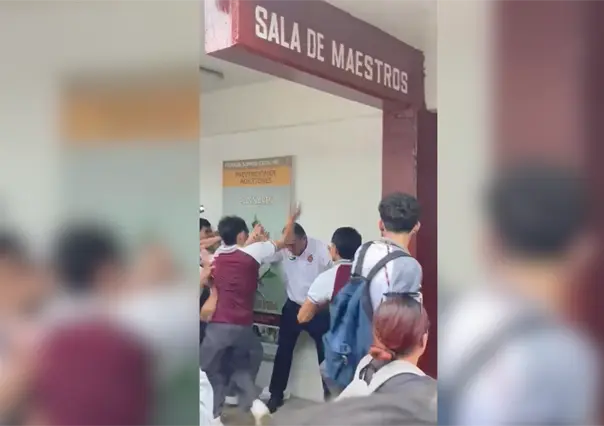 VIDEO | Violenta protesta en el Cetis 78 de Tamaulipas; alumnos golpean a director acusado de acoso
