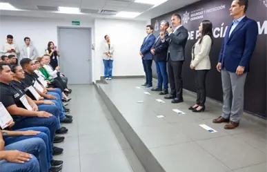 Adrián de la Garza reconoce a cadetes capacitados en inglés para mejorar la atención turística en Monterrey