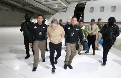 Hernán Bermúdez, líder de La Barredora, llega al aeropuerto de Toluca