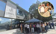 Se manifiestan pensionados del ISSSTE Coahuila, piden pagos y les cierran la puerta en la cara Se manifiestan pensionados del ISSSTE Coahuila, piden pagos y les cierran la puerta en la cara