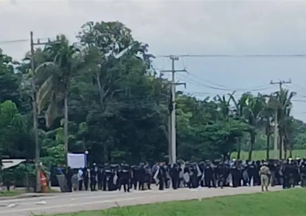 Caos vial por bloqueo en la carretera federal Cárdenas a Coatzacoalcos en Tabasco