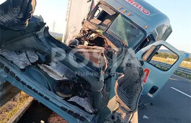 VIDEO | Trágico choque entre tráiler y camión deja un muerto en Salinas Victoria