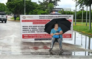 Jubilados de PEMEX bloquean vía de la avenida Internacional en Mérida por falta de atención médica