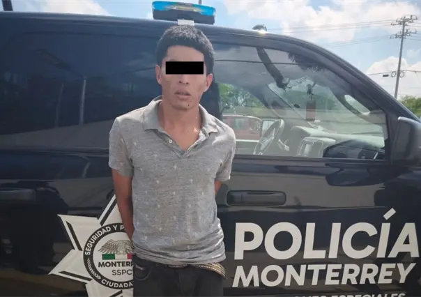 Policía de Monterrey arresta a hombre con cartuchos y droga en la vía pública