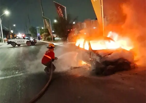 Incendio consume auto en avenida Cerro de la Silla en Salinas Victoria