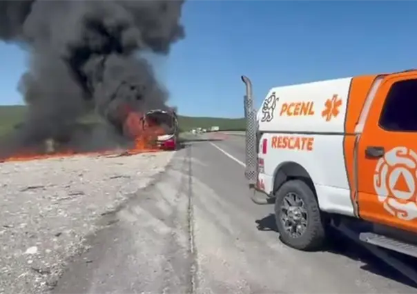 Autobús queda en pérdida total tras incendio en autopista a Laredo