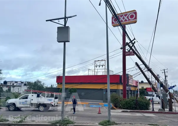 Conductor en estado de ebriedad derriba postes y deja sin luz a varias colonias de La Paz