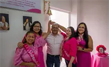 Andrés Mijes reconoce a mujeres que vencieron el cáncer de mama en Escobedo Andrés Mijes reconoce a mujeres que vencieron el cáncer de mama en Escobedo