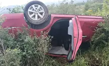Volcadura en plena carretera a Colombia mantiene tránsito detenido en Salinas Victoria Volcadura en plena carretera a Colombia mantiene tránsito detenido en Salinas Victoria