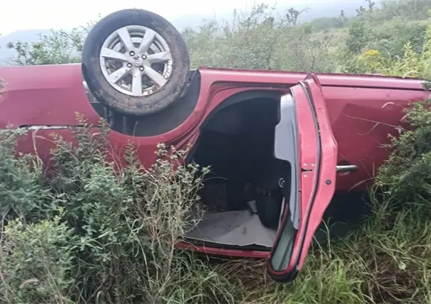 Volcadura en plena carretera a Colombia mantiene tránsito detenido en Salinas Victoria