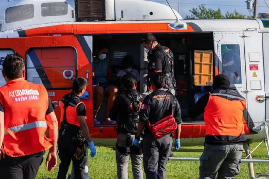 Helicóptero de PCNL brinda rescate aéreo a mujer y menor en Veracruz