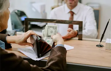 Asaltan a adultos mayores tras salir del banco en La Paz: roban más de 250 mil pesos