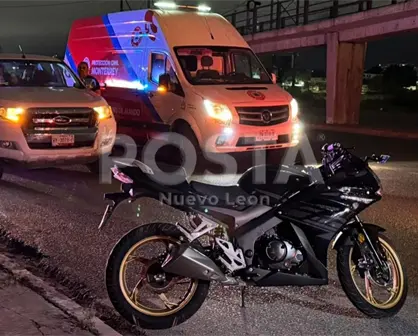 Pareja sufre accidente en motocicleta tras ir a exceso de velocidad en Monterrey