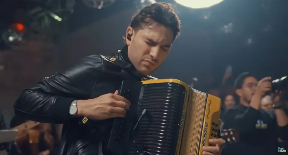 Tavo Montiel destaca en Free Cover al tocar el acordeón para Alejandro Palacio