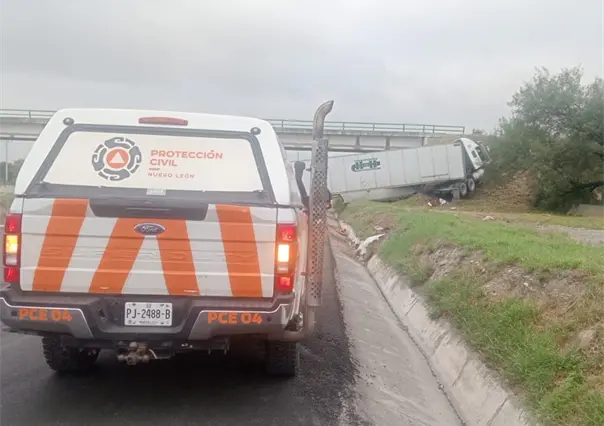 Choque de tracto camión deja lesionados en Anillo Periférico de Escobedo