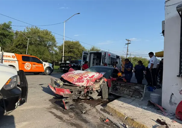 Auto se estrella contra domicilio en San Pedro Garza García