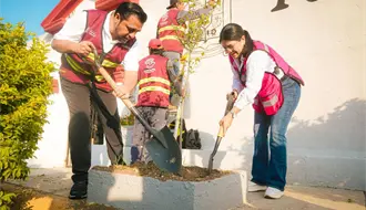 Jesús Nava encabeza limpieza de panteones previo a Día de Muertos