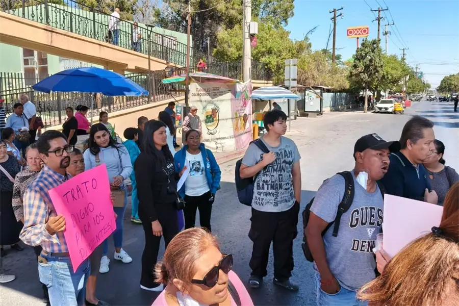 Pacientes de hemodiálisis cierran V Carranza en Saltillo: denuncian condiciones insalubres