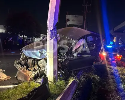 VIDEO | Choque en Apodaca por falta de señalización deja poste de la CFE dañado