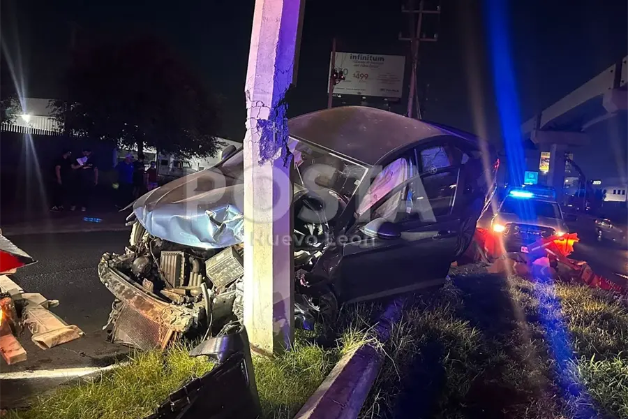 VIDEO | Choque en Apodaca por falta de señalización deja poste de la CFE dañado