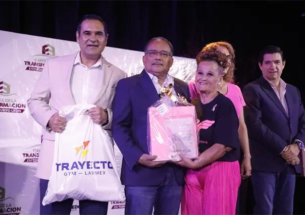 Andrés Mijes entrega Kits de Esperanza a mujeres que vencieron el cáncer de mama