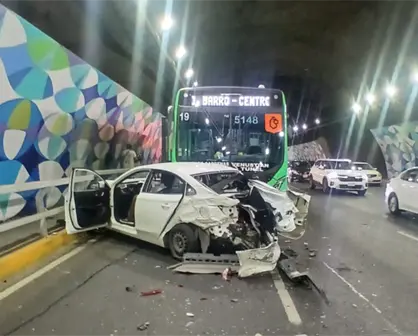 Choque entre ruta urbana y auto causa caos vial en la Loma Larga