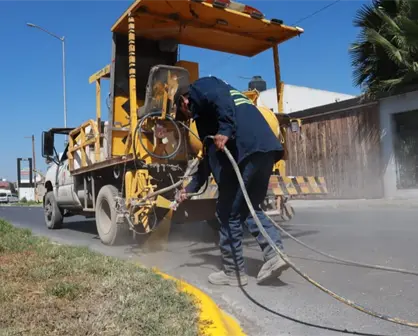Refuerza Saltillo seguridad vial con el mantenimiento y pintura de camellones