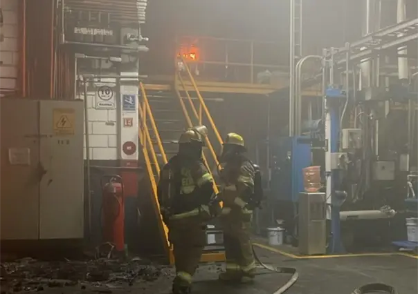 Incendio arrasa bodega en Parque Industrial de Escobedo y desalojan a trabajadores