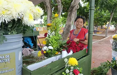 Janal Pixan 2025: las guardianas de las flores y la memoria en el Cementerio General de Mérida