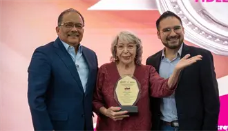 Rinde Escobedo homenaje a los grandes maestros del teatro de Nuevo León