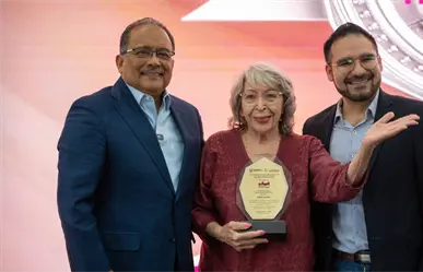 Rinde Escobedo homenaje a los grandes maestros del teatro de Nuevo León